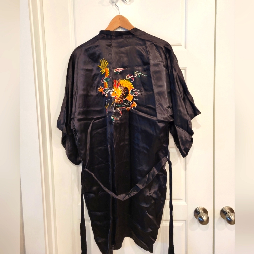 VINTAGE BLACK CHINESE DRAGON  ASIAN KIMONO MADE IN HONG KONG SIZE LARGE